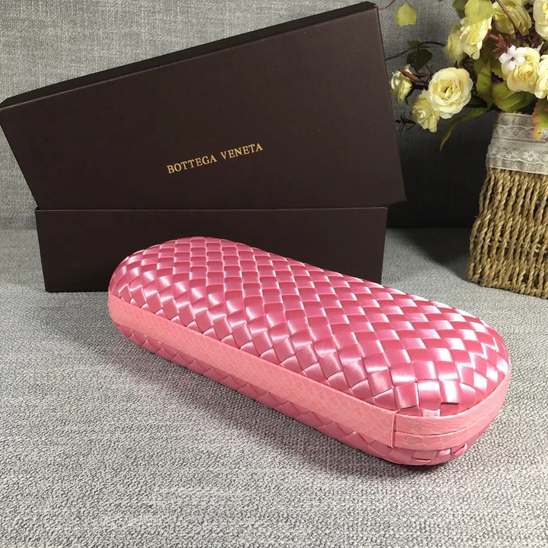 8651 Large Classic Dinner Bag ~~~Snake leather with ribbon ~~~Dense and slippery, not easy to fluff, can hold iPhones of all sizes! Size: 25cm*9.5cm*4cm